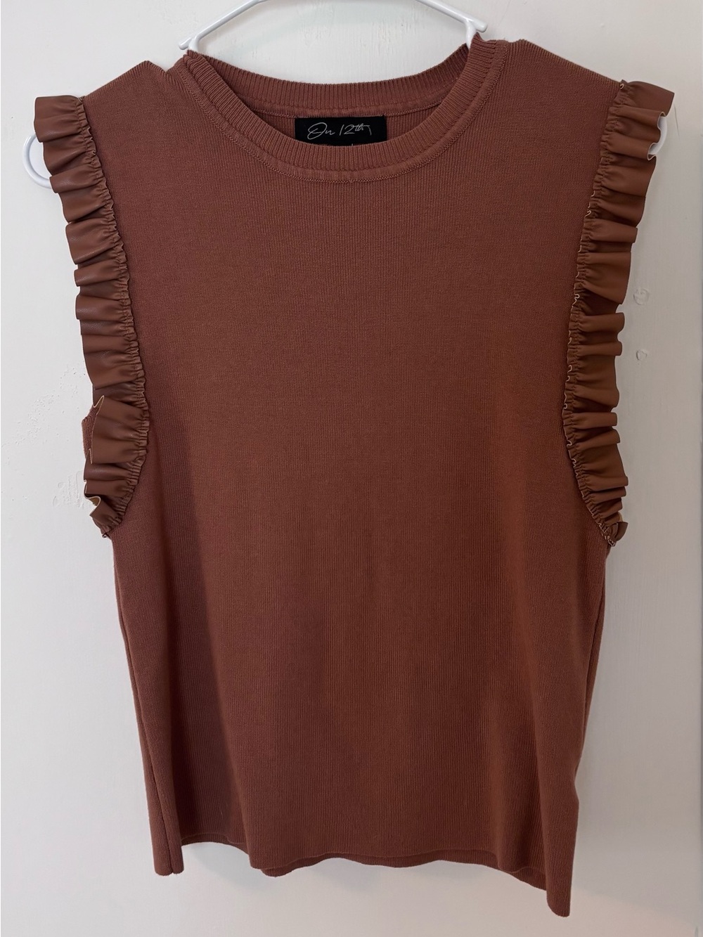 On Twelfth Caramel Leather Trim Ruffle Sleeve Knit Top. Size Small in exc cond